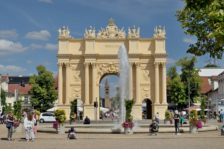 Brandenburger Tor in Potsdam mit Besuchern in der Fußgängerzone