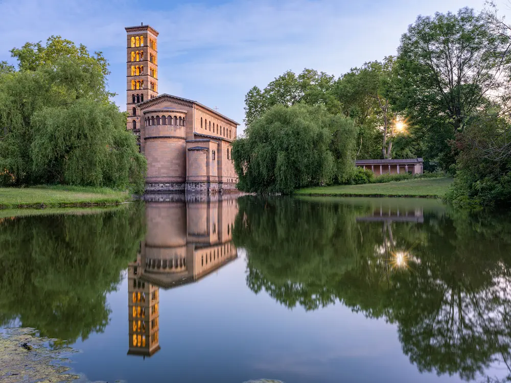 Friedenskirche mit dem Friedensteich im Park Sanssouci in Potsdam